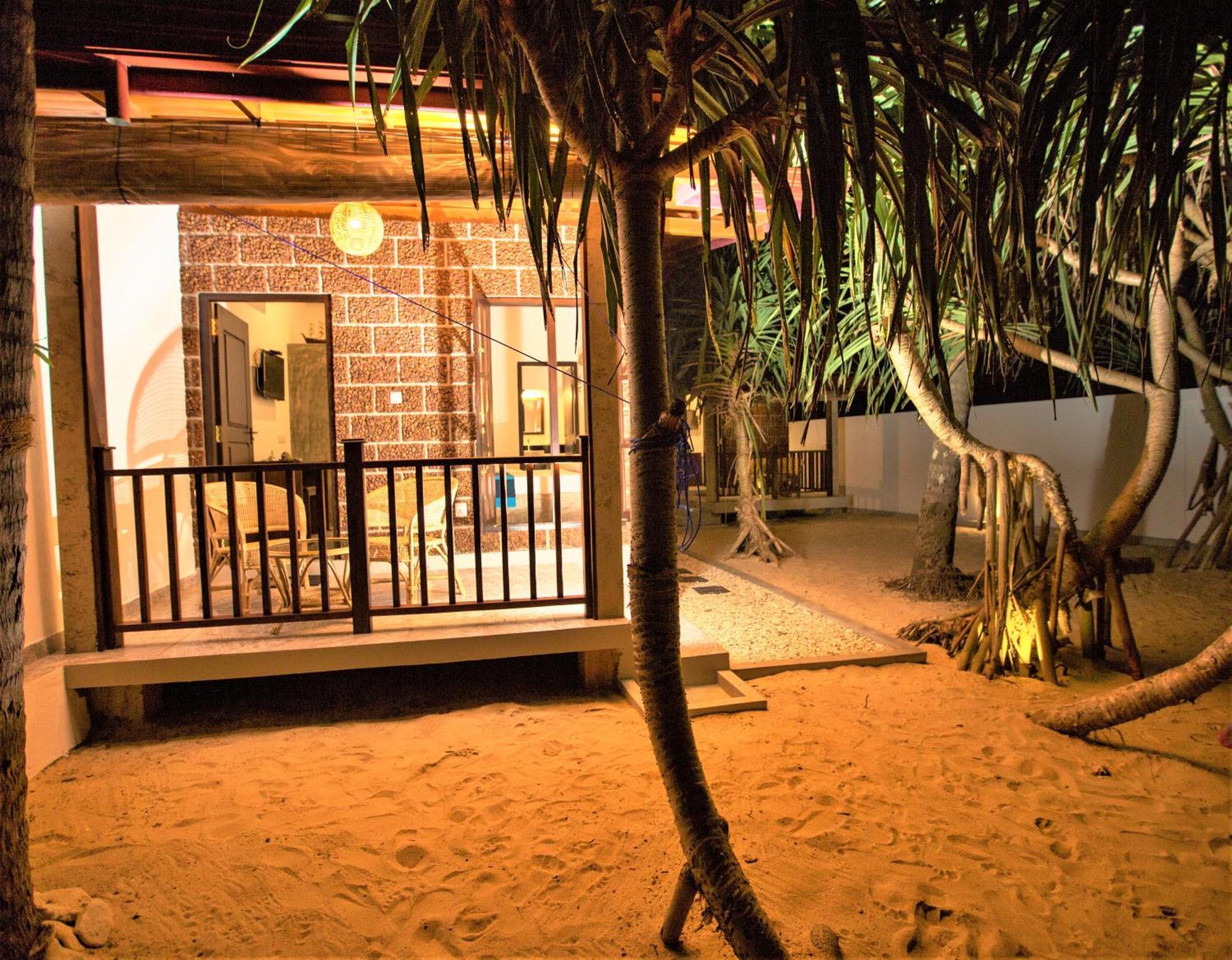 Sea Shell Villa Hikkaduwa 2 Separate Cabanas Ocean Front Villa Kültér fotó