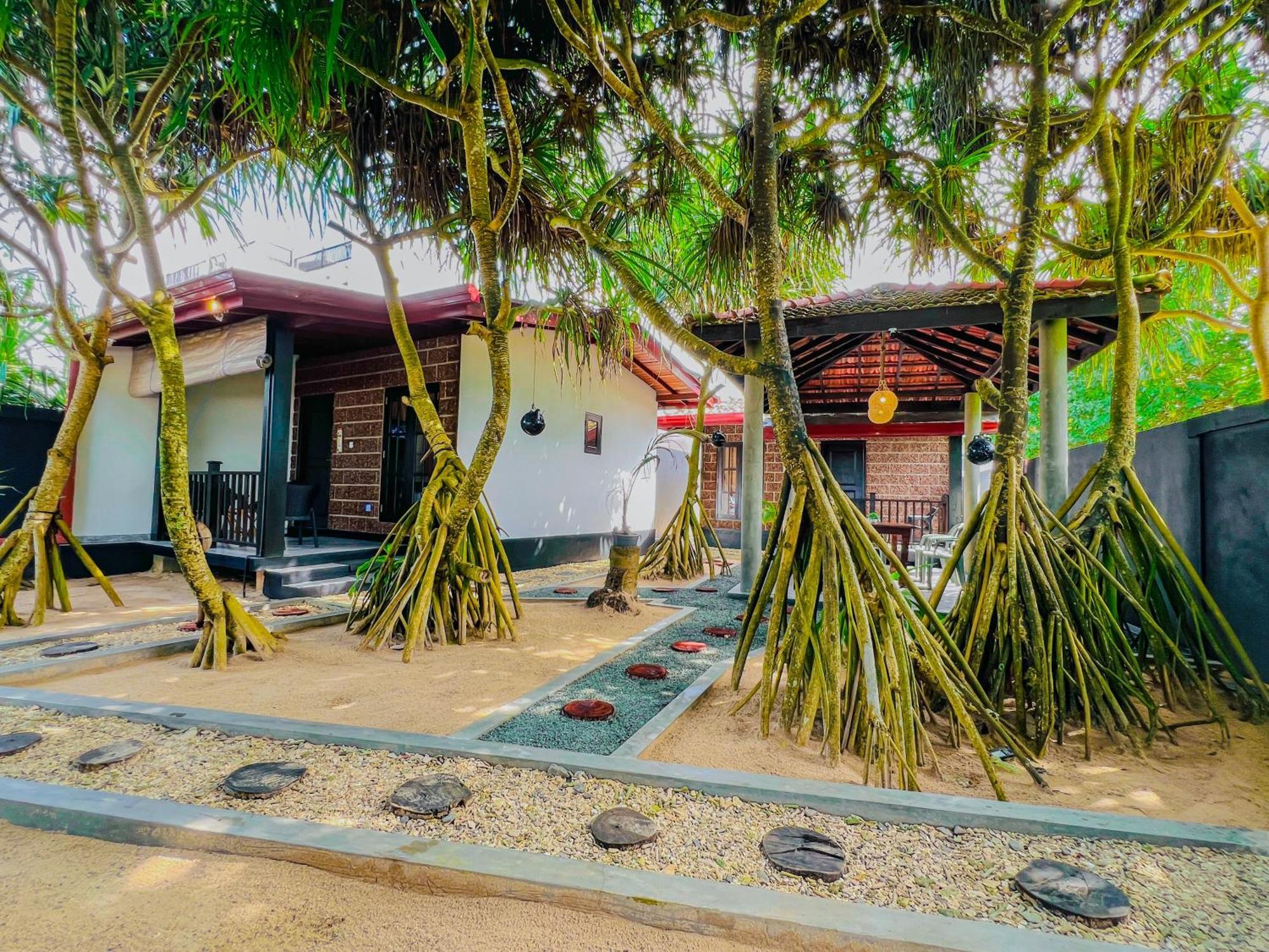 Sea Shell Villa Hikkaduwa 2 Separate Cabanas Ocean Front Villa Kültér fotó